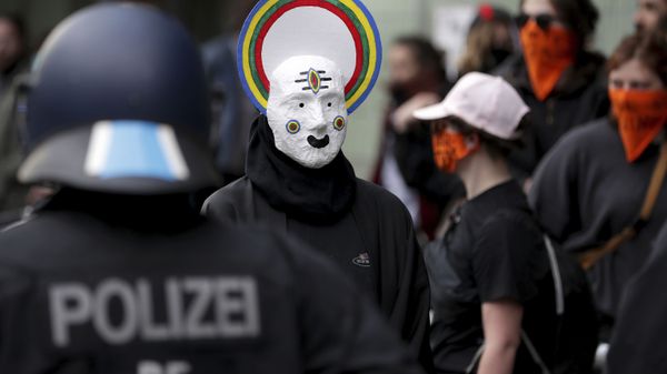 Протесты во время первомайской демонстрации в Берлине - Sputnik Азербайджан