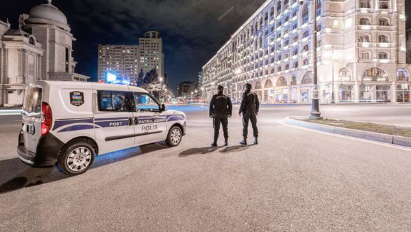 Автомобил патрульной службы и сотрудники МВД, фото из архива - Sputnik Азербайджан