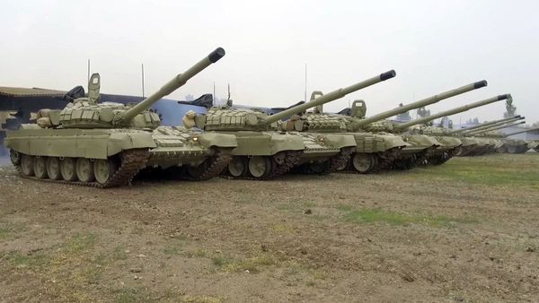 Təlimə cəlb edilən tank bölmələri tapşırıqları yerinə yetirir - Sputnik Азербайджан