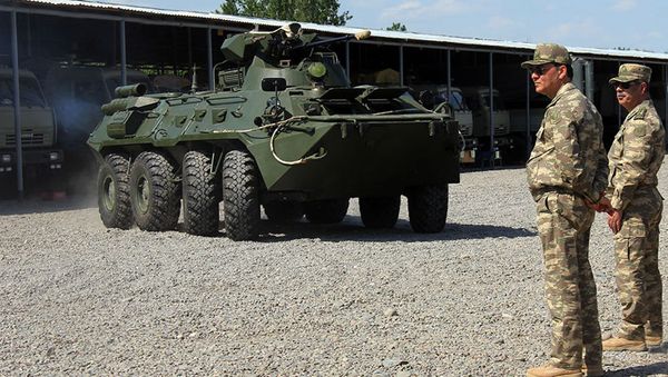Müdafiə naziri təlimlərin keçirildiyi cəbhə bölgəsində - Sputnik Азербайджан