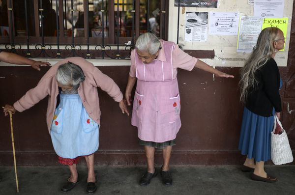 Женщины в очереди на регистрацию по программе социальной помощи, Озумба, Мексика - Sputnik Азербайджан