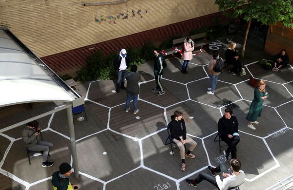 Students wearing protective face masks practice social distancing at the courtyard of the flemish secondary school during its reopening in Brussels, as a small part of Belgian children head back to their schools with new rules and social distancing measures, during the outbreak of the coronavirus disease (COVID-19), in Brussels - Sputnik Азербайджан