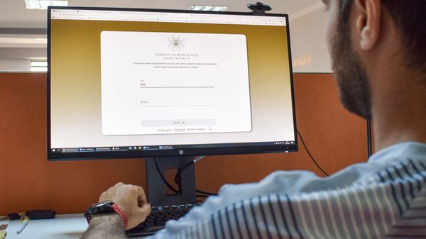 Пользователь сайта e-telebe.edu.az - Sputnik Азербайджан
