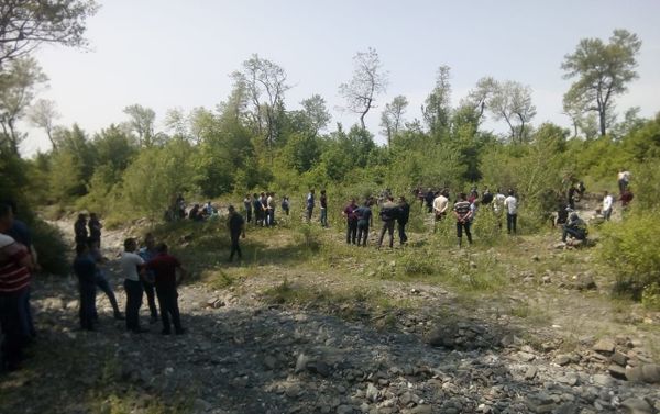 Жители села Хачмаз Огузского района на территории, где найдены останки 12-летнего мальчика - Sputnik Азербайджан
