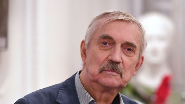 Народный артист России Евгений Киндинов на творческом вечере Даля Орлова в Центральном доме журналиста. - Sputnik Азербайджан