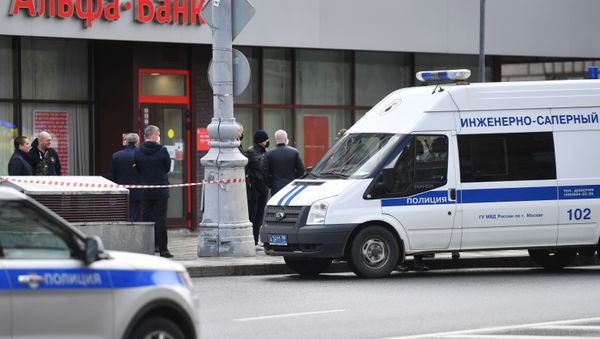 Машина инженерно-саперного центра у отделения Альфа-банка в центре Москвы - Sputnik Азербайджан