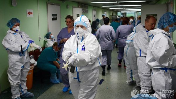 Медицинские работники в зеленой зоне госпиталя COVID-19 городской клинической больницы № 15 имени О. М. Филатова в Москве - Sputnik Азербайджан