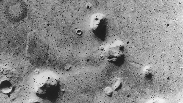 «The Face» — «Лицо»: фотография, сделанная станцией «Викинг-1» в 1976 году - Sputnik Азербайджан