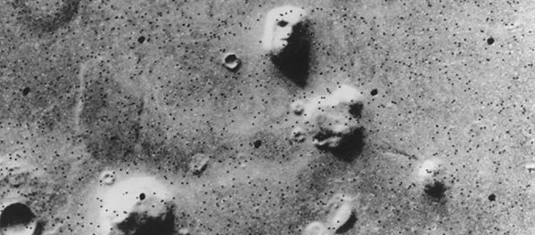 «The Face» — «Лицо»: фотография, сделанная станцией «Викинг-1» в 1976 году - Sputnik Азербайджан