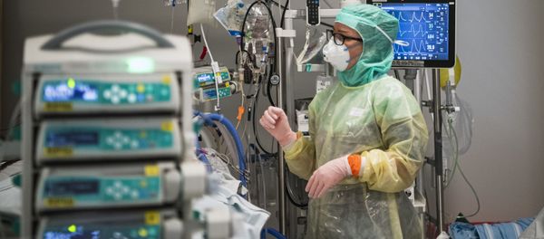 Медсестра ухаживает за пациентом с COVID-19 в Каролинском госпитале недалеко от Стокгольма, Швеция - Sputnik Азербайджан