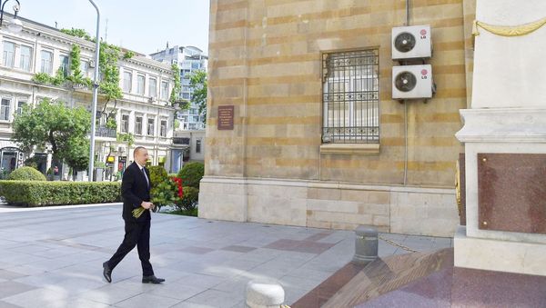 Prezident İlham Əliyev Azərbaycan Xalq Cümhuriyyətinin şərəfinə ucaldılmış abidəni ziyarət edib - Sputnik Азербайджан