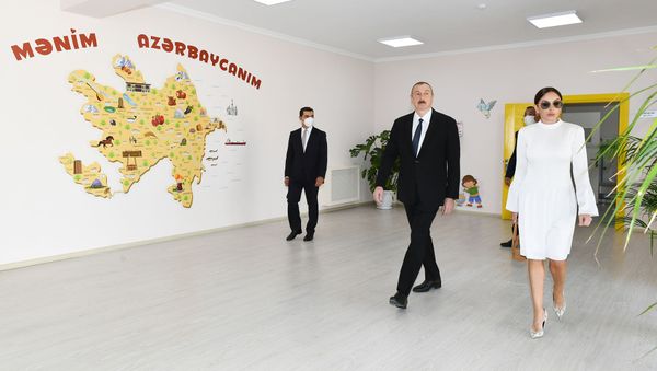 Prezidenti İlham Əliyev və birinci xanım Mehriban Əliyeva “Qobu Park-3” yaşayış kompleksinin açılışında - Sputnik Азербайджан