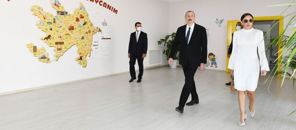 Prezidenti İlham Əliyev və birinci xanım Mehriban Əliyeva “Qobu Park-3” yaşayış kompleksinin açılışında - Sputnik Азербайджан