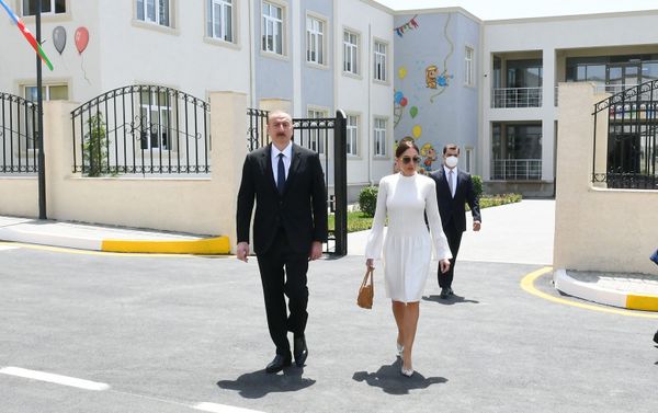Президент Азербайджана Ильхам Алиев и первая леди Мехрибан Алиева на открытии жилого комплекса Гобу Парк-3, возведенного для вынужденных переселенцев - Sputnik Азербайджан