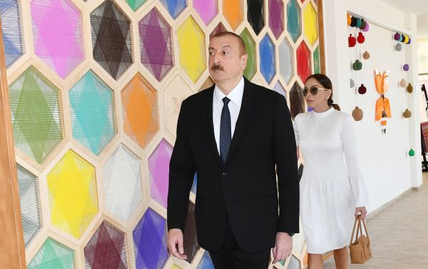 Президент Азербайджана Ильхам Алиев и первая леди Мехрибан Алиева на открытии жилого комплекса Гобу Парк-3, возведенного для вынужденных переселенцев - Sputnik Азербайджан