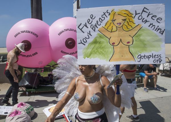 Участницы ежегодной акции протеста за права женщин GoTopless Day в Венис-Бич, штат Калифорния  - Sputnik Азербайджан