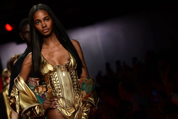 Модель во время показа Dsquared2 в Милане - Sputnik Азербайджан