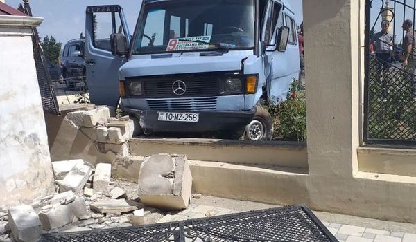 В Ширване столкнулись легковушка и микроавтобус, в Сумгайыте - грузовики - Sputnik Азербайджан