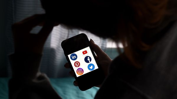 Логотипы приложений для социальных сетей на смартфоне, фото из архива - Sputnik Азербайджан