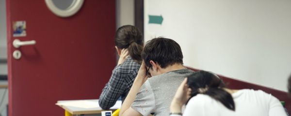 Студенты сдают экзамен, фото из архива - Sputnik Азербайджан