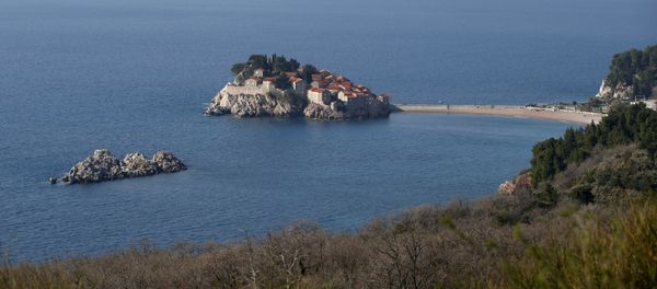 Вид на полуостров Святой Стефан, и туристический курорт на побережье Черногории, фото из архива Вид на полуостров Святой Стефан, и туристический курорт на побережье Черногории, фото из архива - Sputnik Азербайджан