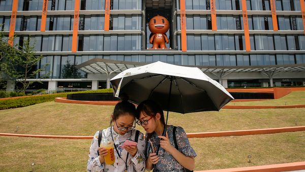 Китайский холдинг Alibaba запустил аутлет с товарами люксовых брендов Luxury Soho - Sputnik Азербайджан