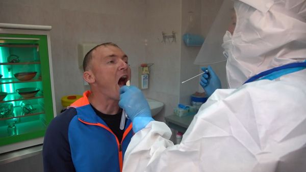 Добровольцы прошли осмотр перед испытанием вакцины от коронавируса на людях - Sputnik Азербайджан