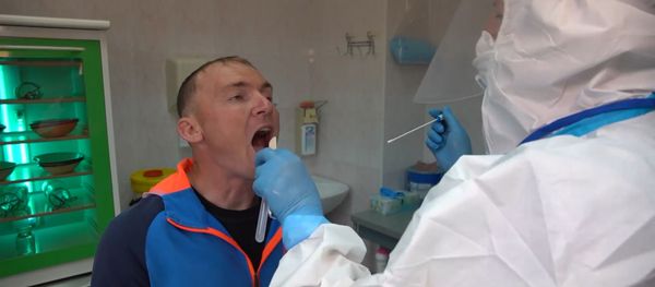 Добровольцы прошли осмотр перед испытанием вакцины от коронавируса на людях - Sputnik Азербайджан
