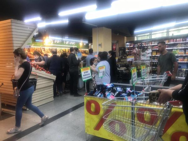 Карантинный ажиотаж: покупатели в Баку атаковали продуктовые магазины - Sputnik Азербайджан