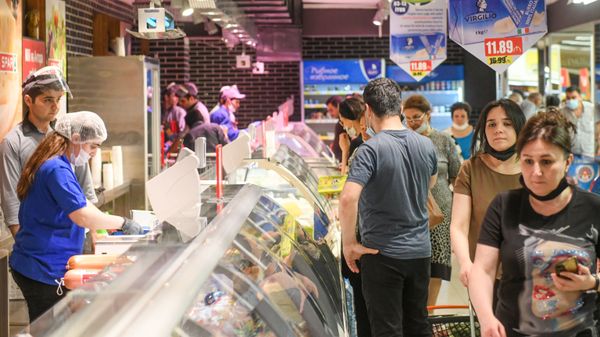 Работа супермаркета в Баку за день до ужесточения карантина - Sputnik Азербайджан
