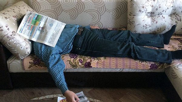 Мужчина отдыхает на диване - Sputnik Азербайджан
