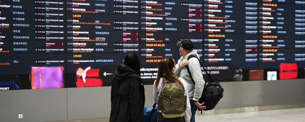 Люди в аэропорту Шереметьево в Москве, фото из архива - Sputnik Азербайджан