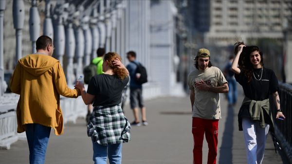 Жители Москвы идут по Крымскому мосту в Москве - Sputnik Азербайджан