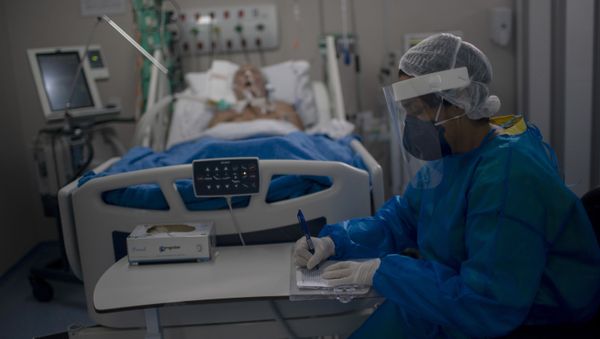 Пациент с COVİD-19 в отделение реанимации и интенсивной терапии в Бразили, фото из архива  - Sputnik Азербайджан