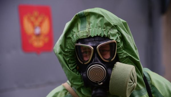 Человек в защитном костюме в Владивостоке, фото из архива - Sputnik Азербайджан