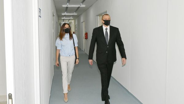 При участии президента Азербайджана Ильхама Алиева и первой леди Мехрибан Алиевой состоялось открытие госпиталя модульного типа - Sputnik Азербайджан