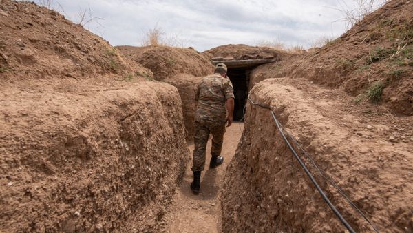 Армянский военнослужащий на боевой позиции - Sputnik Азербайджан