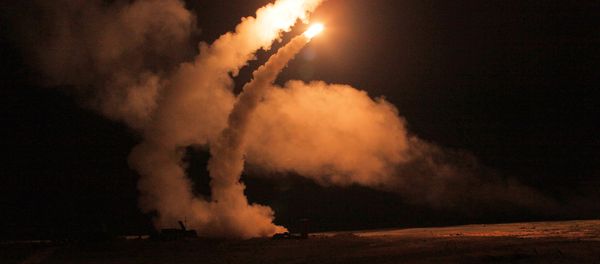 Ночной пуск ракет зенитными ракетными системами С-400 Триумф, архивное фото - Sputnik Азербайджан