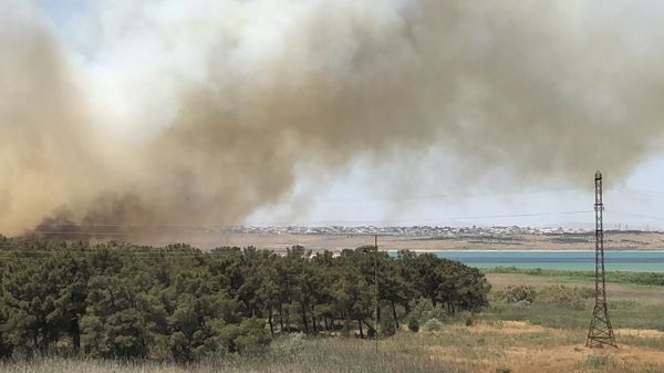 Вертолеты МЧС стянуты на тушение пожара рядом с Джейранбатанским водохранилищем - Sputnik Азербайджан