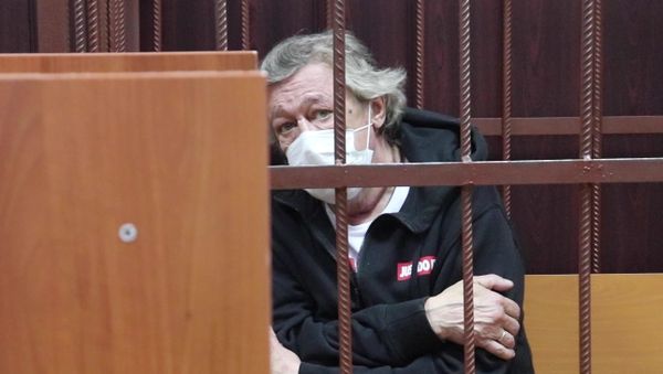Актёр Михаил Ефремов во время избрания меры пресечения в Таганском суде Москвы - Sputnik Азербайджан