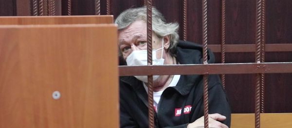 Актёр Михаил Ефремов во время избрания меры пресечения в Таганском суде Москвы - Sputnik Азербайджан