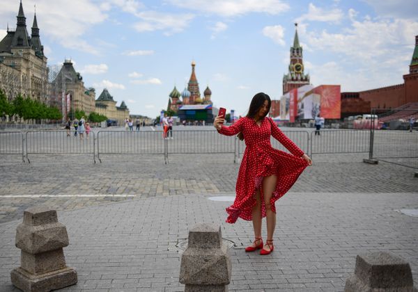 Женщина делает селфи на Красной площади в Москве - Sputnik Азербайджан