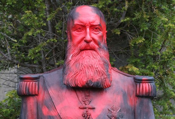 Осквернение памятника короля-колонизатора Леопольда II в Бельгии - Sputnik Азербайджан
