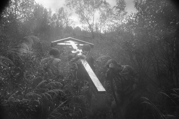 Снимок российского фотографа Федора Телкова, Старообрядцы несут крест, чтобы установить его на месте скитов, вошедшая в шорт-лист конкурса имени Андрея Стенина в категории  «Моя планета. Одиночная фотография» - Sputnik Азербайджан