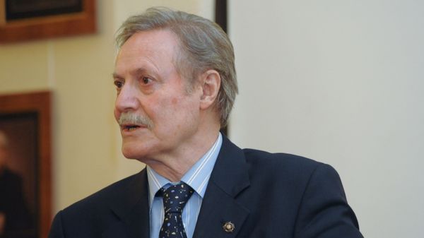 Народный артист СССР, художественный руководитель Малого театра Юрий Соломин на церемонии открытия мемориальной доски Малый театр – Великой Победе - Sputnik Азербайджан
