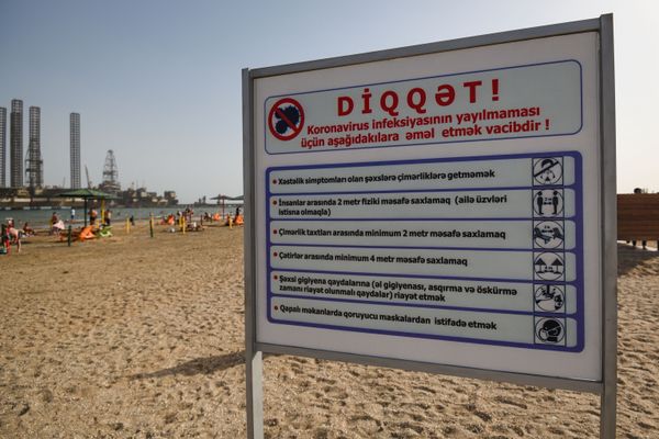 Жители Баку вышли на пляжи после смягчения карантина - Sputnik Азербайджан