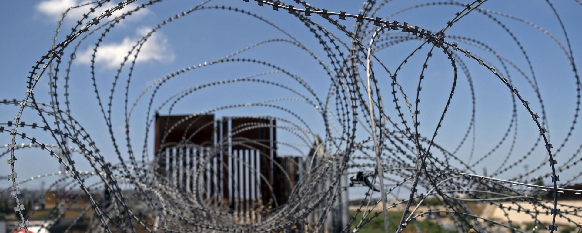  Колючая проволока возле пограничного заграждения, фото из архива - Sputnik Азербайджан, 1920, 25.05.2022