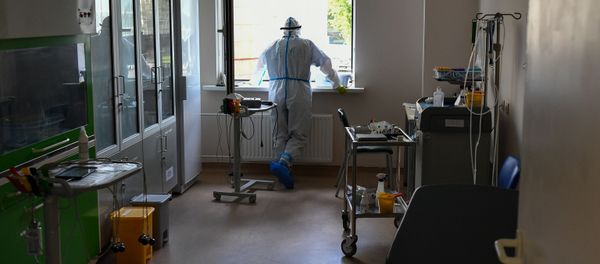 Госпиталь COVID-19 в Центре мозга и нейротехнологий ФМБА России - Sputnik Азербайджан