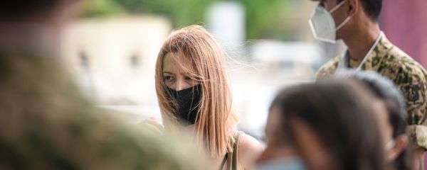 Девушка в защитной маске на улице в Баку во время особого карантинного режима - Sputnik Азербайджан
