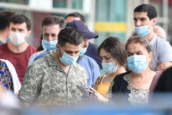 Люди в защитных масках на улице в Баку во время особого карантинного режима - Sputnik Азербайджан